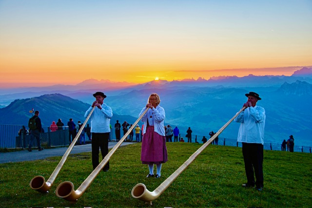 Alphorn players on the Rigi